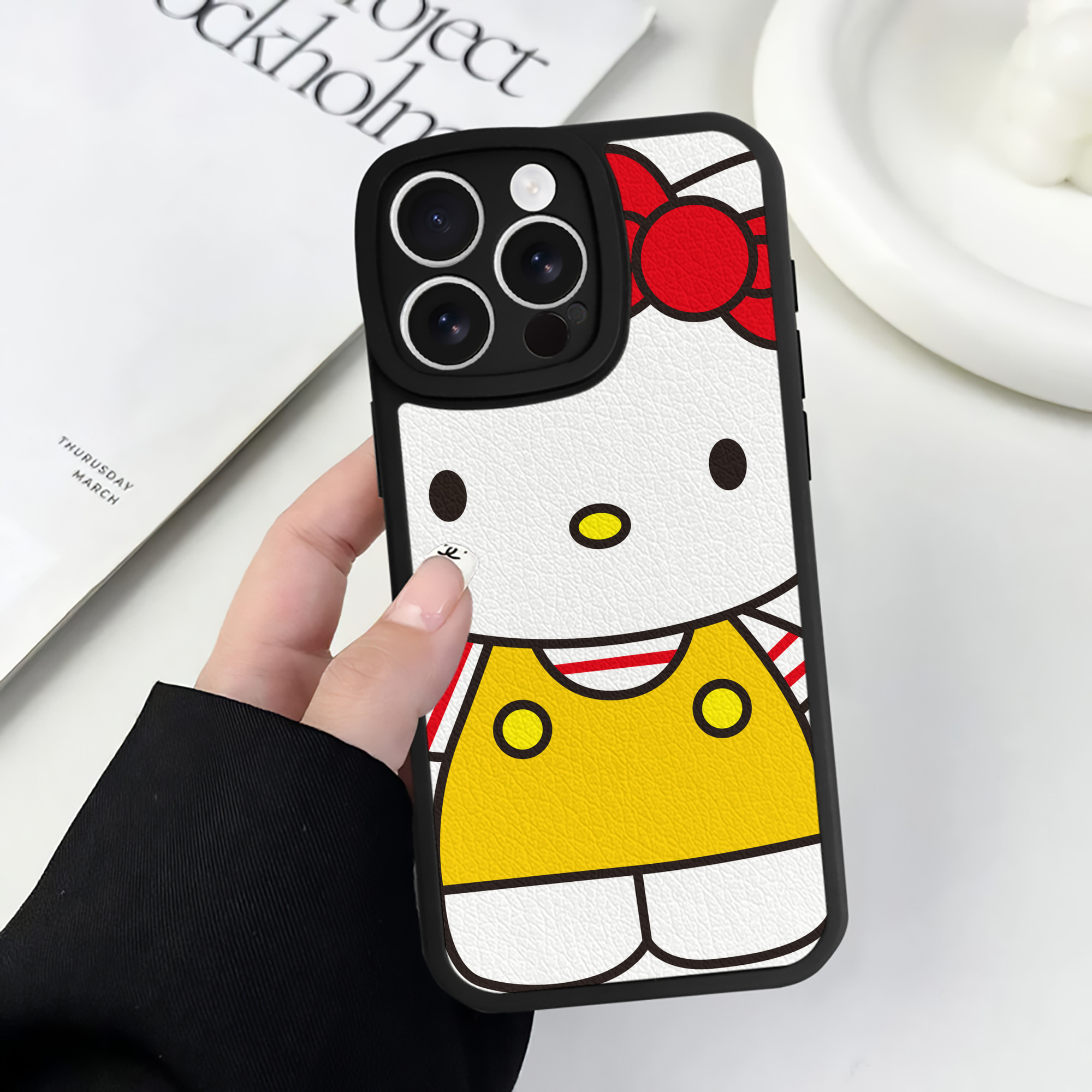 （画像用） Hello Kitty ハローキティ 【iPhone 16シリーズ対応】シリコンスマホケース（レザー調） 材質：シリコン